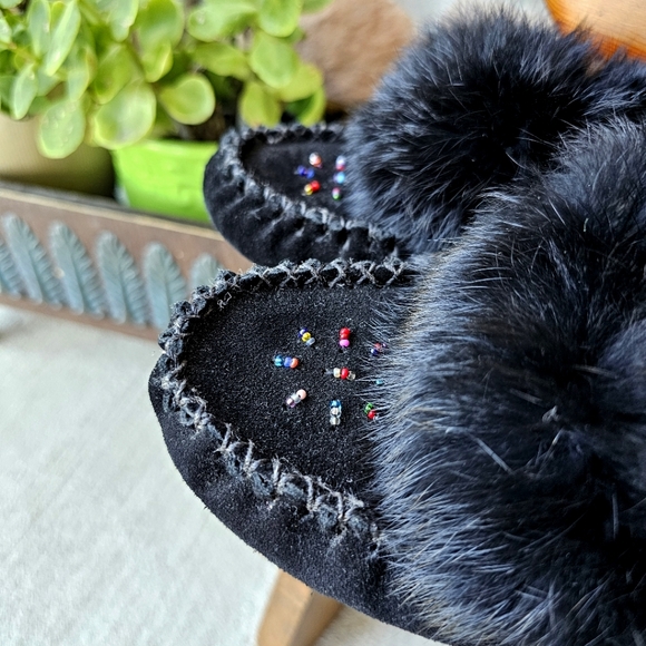 Huron Bastien Canada Moccasins 8 Black Rabbit Fur Suede Leather Hand Beaded - Picture 12 of 13